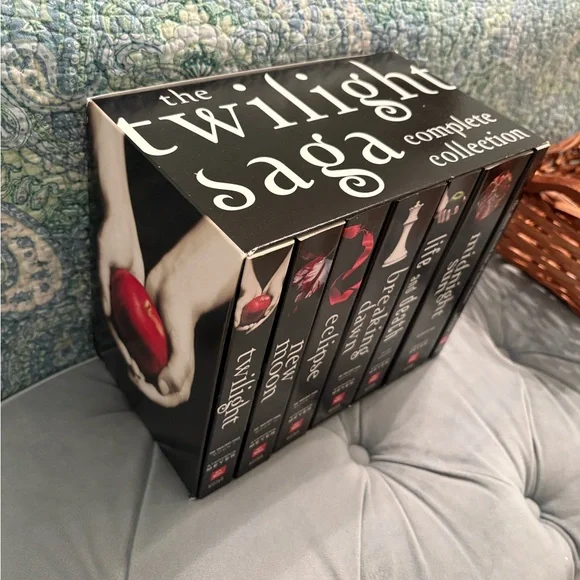 The Twilight Saga Complete Collection (Paperback) By Stephanie Meyer - Picture 2 of 4
